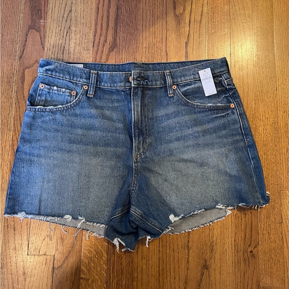NWT Gap 4” High Rise Stride Short 32/14